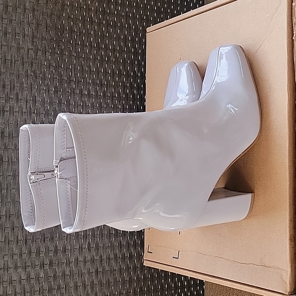 Steve Madden Lynden ankle boot. Zipper. Patent grey color. 0032 - Picture 2 of 8